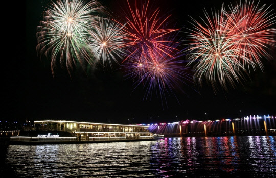 서울 한강에 떠있는 이랜드크루즈 <이랜드 제공>